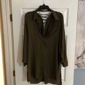 Size Medium. Sheer Olive Green Collared Blouse. Back Details.